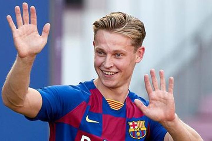 De Jong không đến Man United