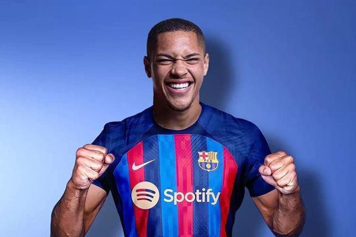 Barca đón tân binh đầu tiên: 'Thần đồng' 18 tuổi giá 40 triệu euro, hợp đồng 5 năm