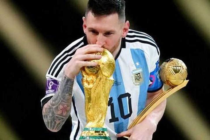 Vỏn vẹn 9 cầu thủ từng giành được 'cú ăn ba': Messi có mặt, Ronaldo thiếu một danh hiệu