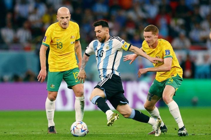 Messi bị 'quay' vẫn ghi bàn giúp Argentina thắng Úc
