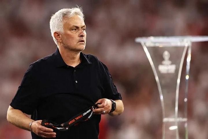 Jose Mourinho: 'Tôi sẽ không đi đâu cả!'