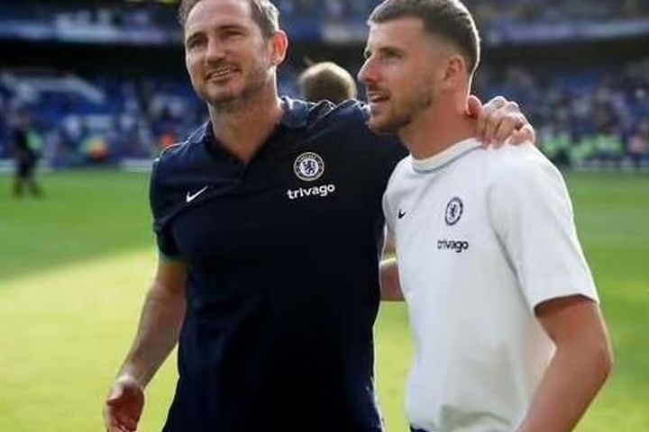 Với 70 triệu bảng, Man United có thể chiêu mộ tiền vệ chất lượng hơn Mason Mount