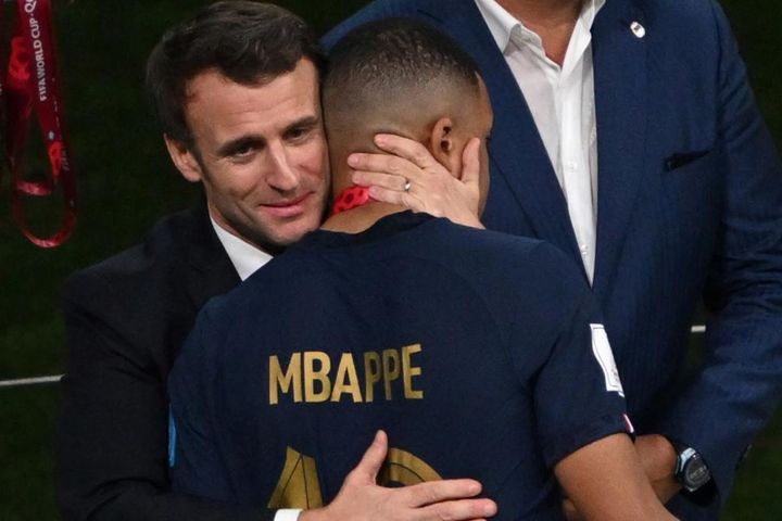 Tổng thống Pháp hứa giúp PSG giữ Mbappe