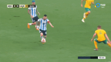 Messi rê qua 3 hậu vệ khiến CĐV tiếc nuối