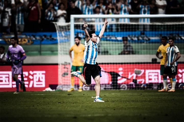 Fan cuồng chạy quanh sân sau khi ôm Messi
