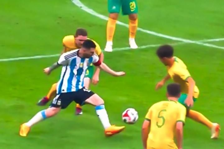 Pha thoát pressing gây sốt của Messi