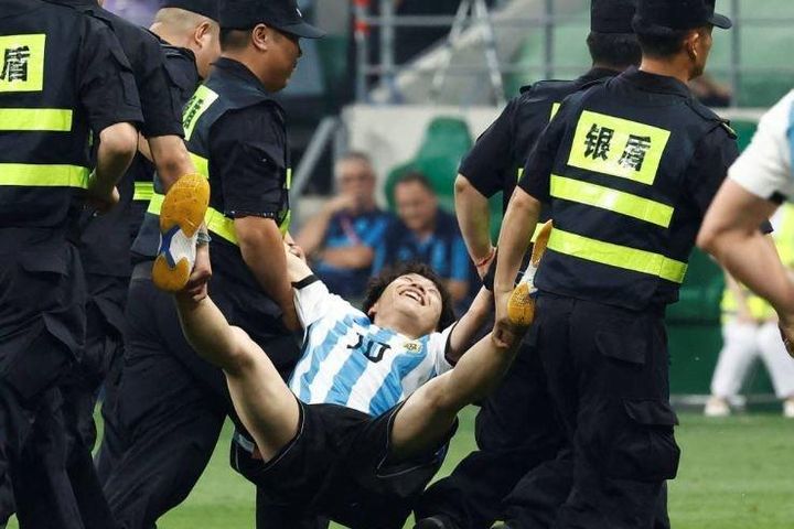 Thanh niên nổi tiếng khắp Trung Quốc sau khoảnh khắc chạm mặt Messi
