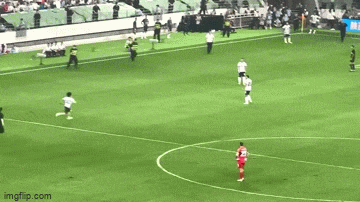 Clip: Fan tuổi teen lao vào ôm Lionel Messi, bị an ninh khiêng đi