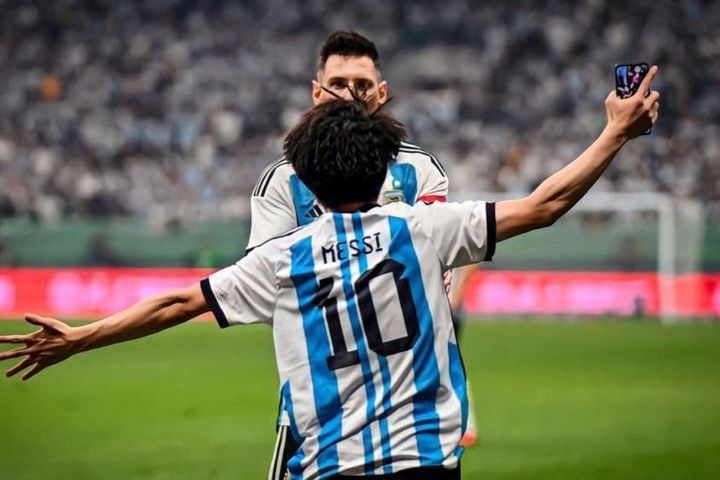 Chàng thanh niên Trung Quốc ôm chầm Messi giữa sân bóng là ai?