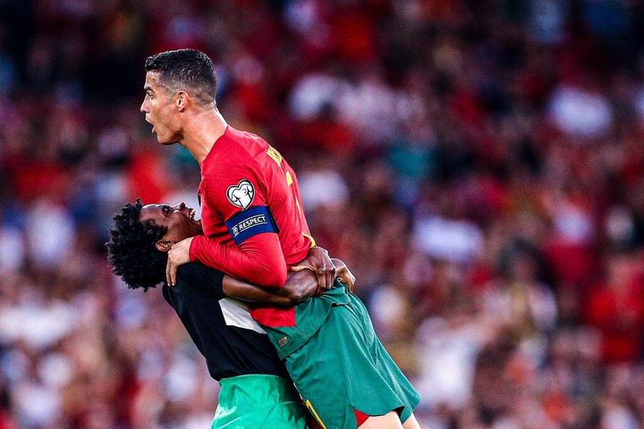 Ronaldo bị fan cuồng lao đến bế thốc giữa trận đấu