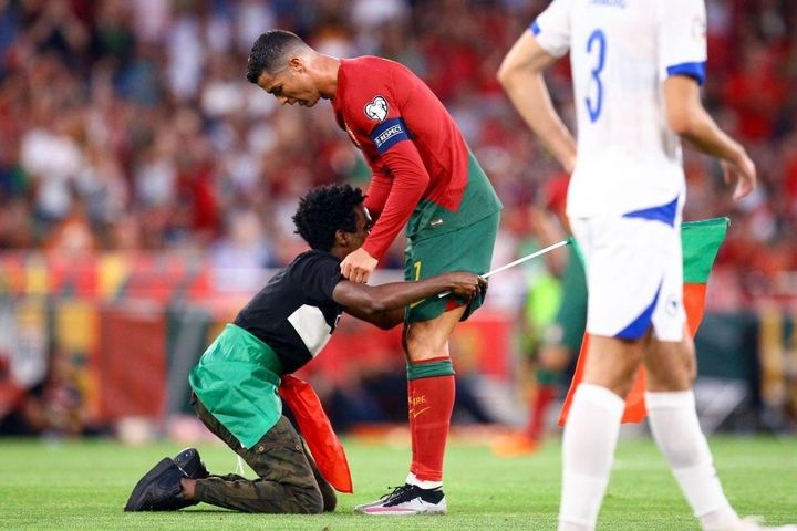 CĐV chạy vào sân, quỳ lạy Ronaldo