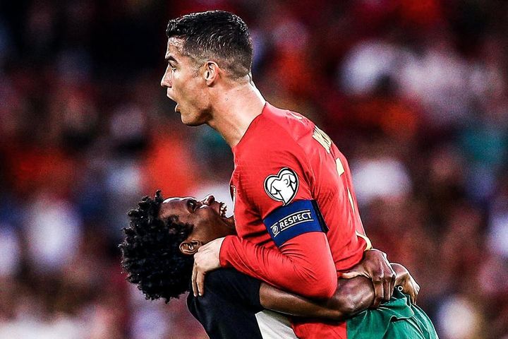 Khoảnh khắc CĐV nhấc bổng Ronaldo