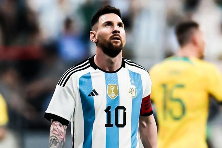 Khoảnh khắc Messi phớt lờ thỉnh cầu của đối thủ