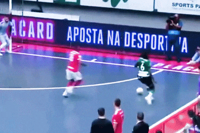 Tuyệt phẩm đánh lừa thủ môn ở giải futsal Bồ Đào Nha