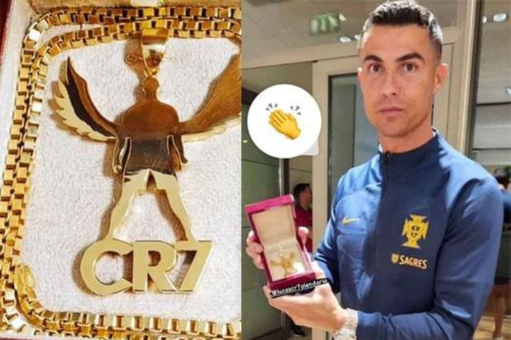 Ronaldo được tặng dây chuyền vàng sau trận thắng Bosnia