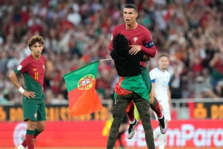Cổ động viên làm điều chưa từng có với Ronaldo