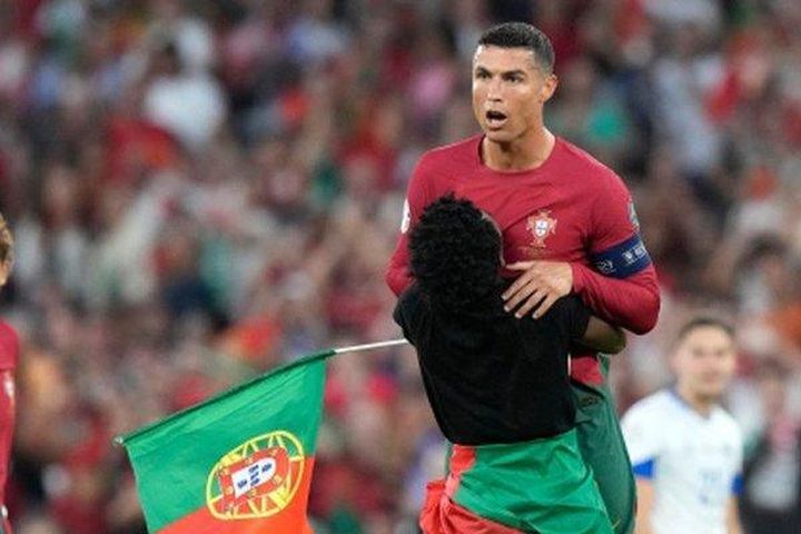 CĐV quỳ gối, bế Ronaldo lên trên cao