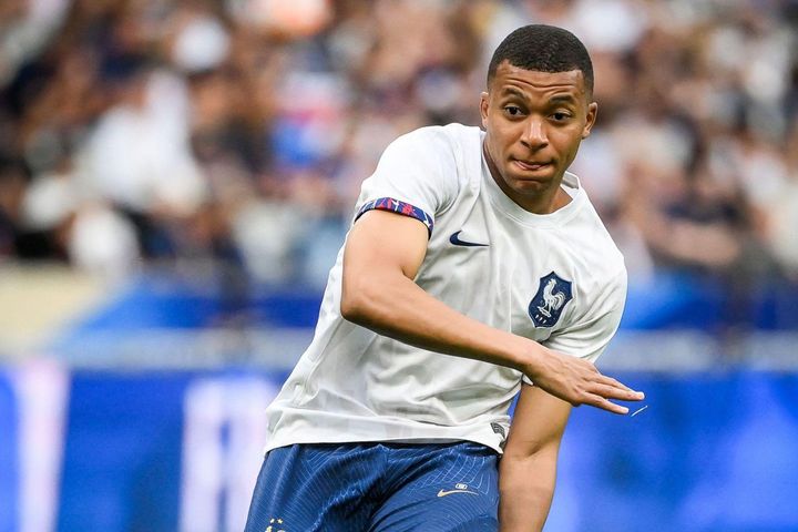 Mbappe và đồng đội mặc trang phục của... tuyển nữ Pháp