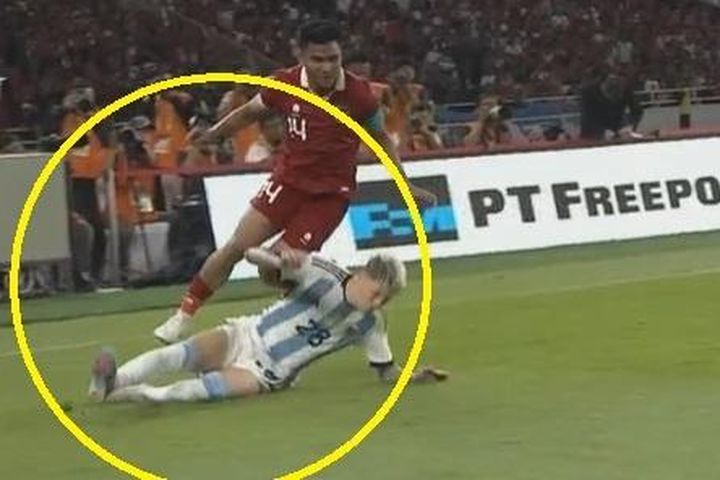 Sao Man United cay cú với hậu vệ Indonesia