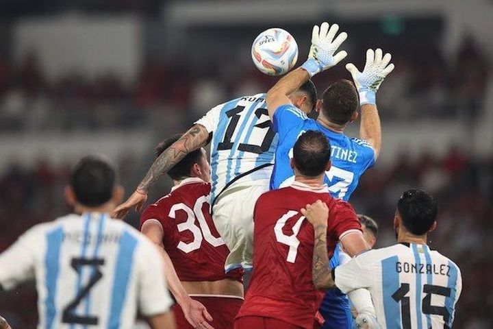 Indonesia đá 'thô bạo', cầu thủ Argentina bực dọc
