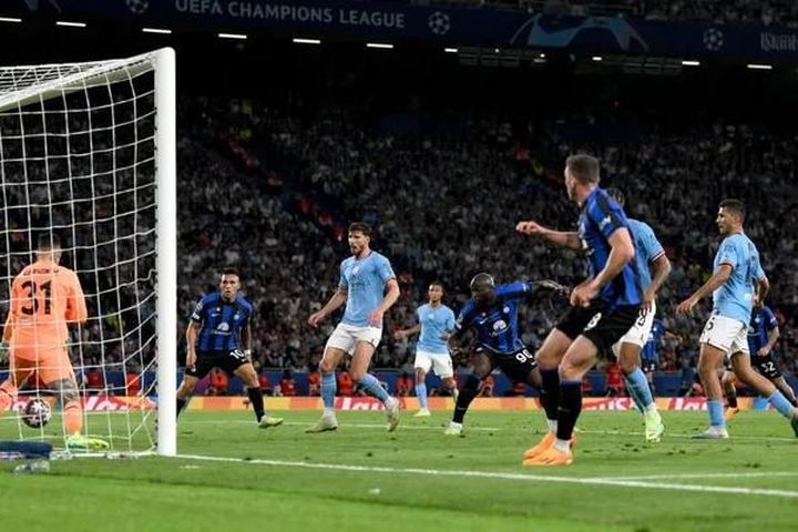 Pep Guardiola lên tiếng 'đá đểu' Romelu Lukaku