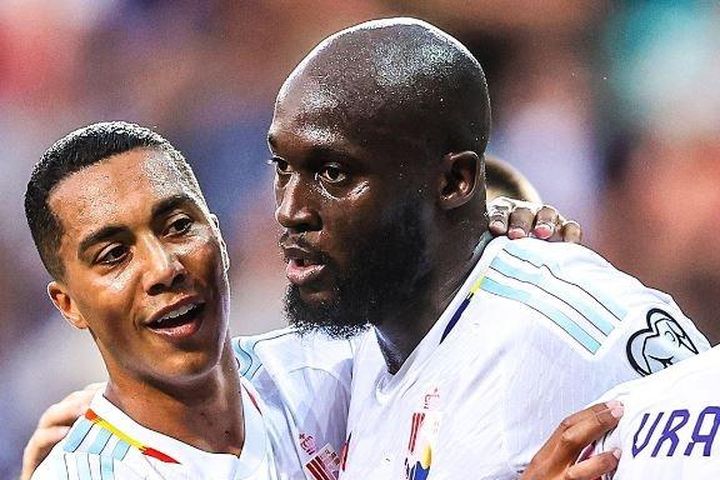 Lukaku rực sáng giữa bão scandal với Courtois