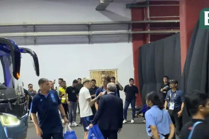 CĐV Indonesia chặn xe buýt tuyển Argentina, gọi tên Messi