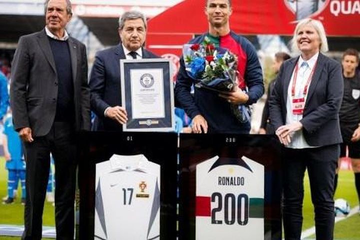 Ronaldo ghi bàn giúp Bồ Đào Nha chiến thắng trong ngày ẵm kỷ lục Guinness