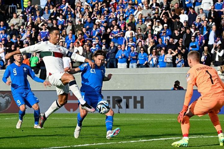 Video bóng đá Iceland - Bồ Đào Nha: Ronaldo rực sáng, chiến thắng muộn màng (Vòng loại EURO)