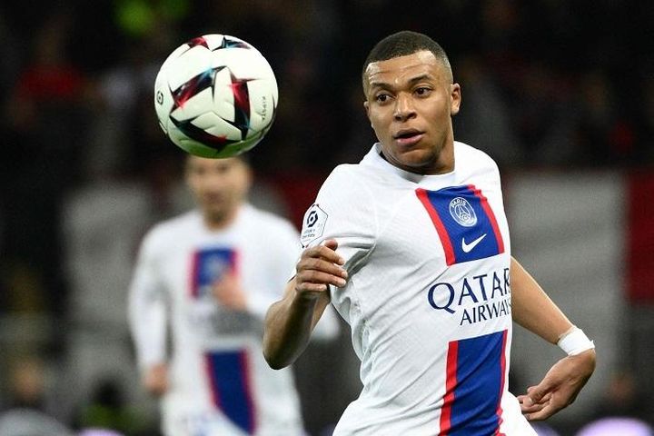 Kylian Mbappe ngồi ngoài cả mùa giải để chuyển đến Real Madrid