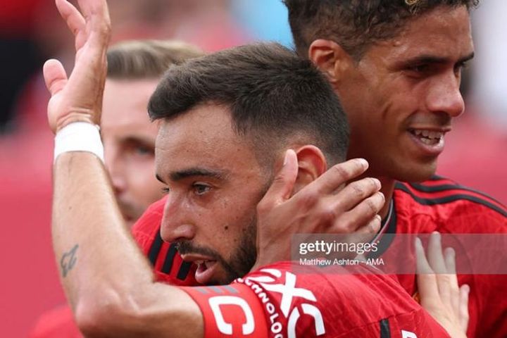 Fernandes làm đội trưởng MU: Chuyên gia chê Ten Hag sai lầm, ngôi sao cạch mặt Neville