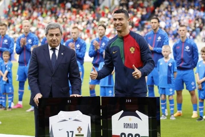Ronaldo siêu giàu lại gây sốt: Muốn mua luôn tờ báo chuyên 'soi' mình