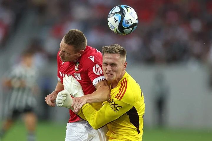 Tiền đạo Wrexham bị thủng phổi trong trận giao hữu thắng MU