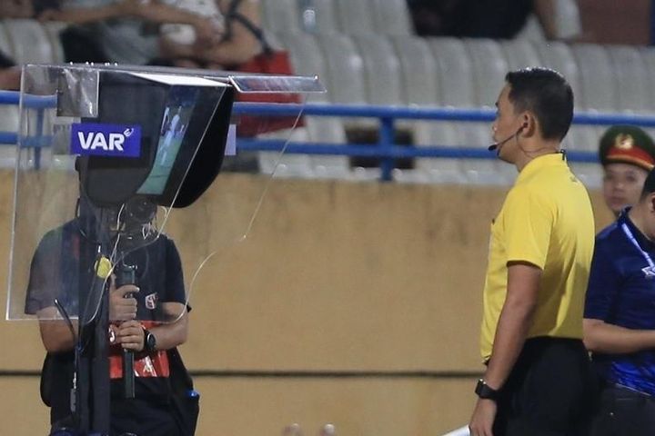 Trợ lý đội Hà Tĩnh: 'Nếu không có VAR, chẳng ai dám thổi phạt đền chúng tôi'