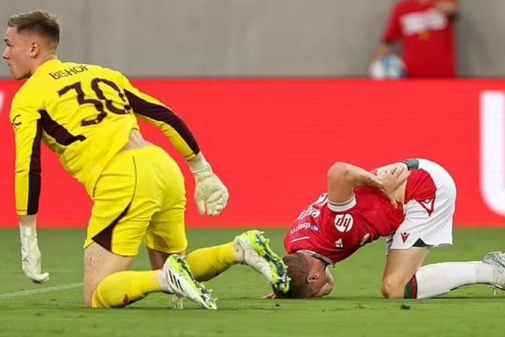 Thủ thành Man Utd khiến tiền đạo Paul Mullin thủng phổi