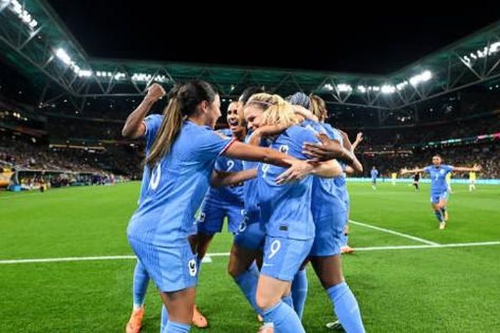 Tuyển nữ Pháp vượt lên đầu bảng sau khi đánh bại Brazil 2-1