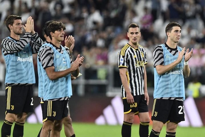 Juventus bị UEFA cấm dự cúp châu Âu