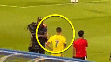 Clip: Ronaldo nổi điên, hắt thẳng chai nước vào người quay phim