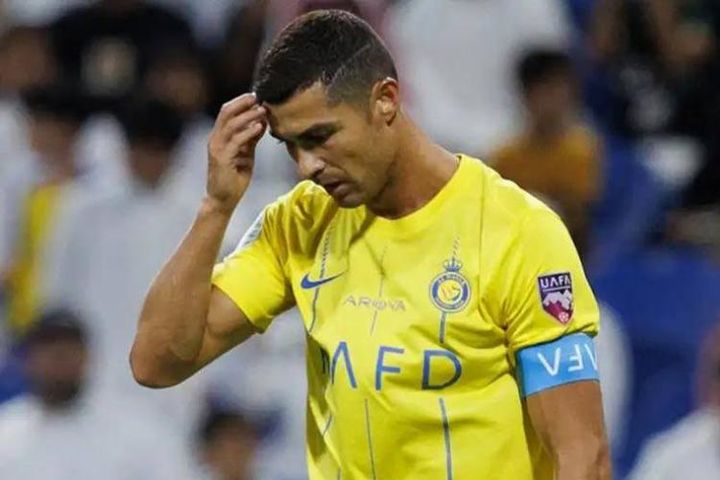 Al Nassr hòa bạc nhược, Ronaldo ném chai nước vào người quay phim