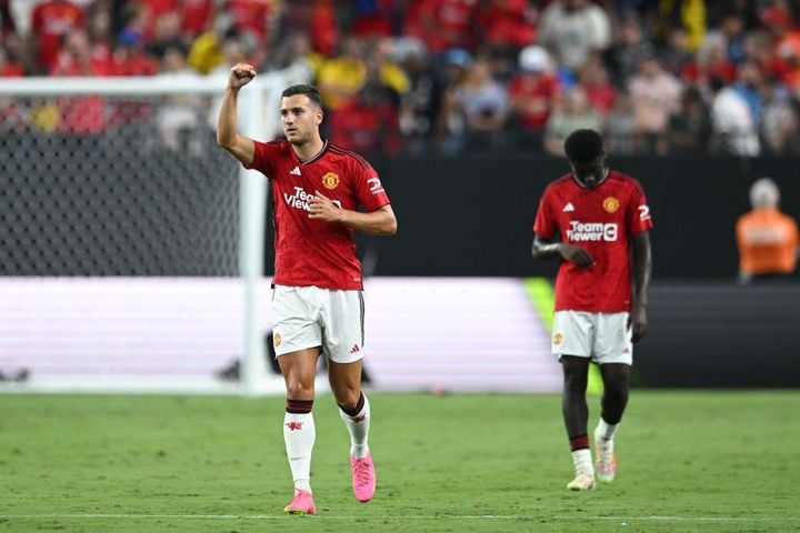 CLIP: Xem hoài không chán trước siêu phẩm của Diogo Dalot vào lưới Dortmund