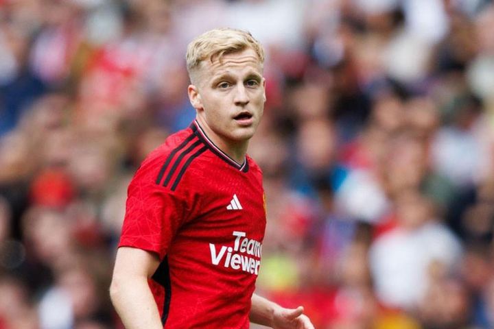 MU bán Fred và Van de Beek, gom tiền mua Amrabat