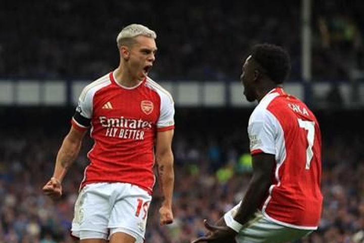 Arsenal giành chiến thắng tối thiểu trên sân của Everton