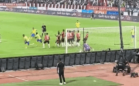 Ronaldo sút phạt trúng đầu người quay phim sau khung thành