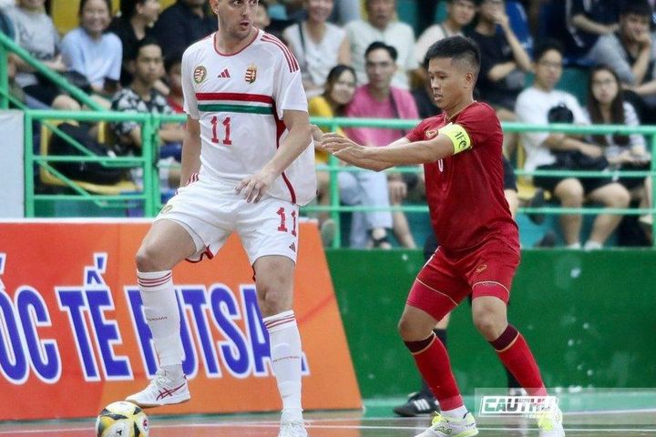 Tuyển futsal Việt Nam thua đậm vì đụng những.. 'cây sào'