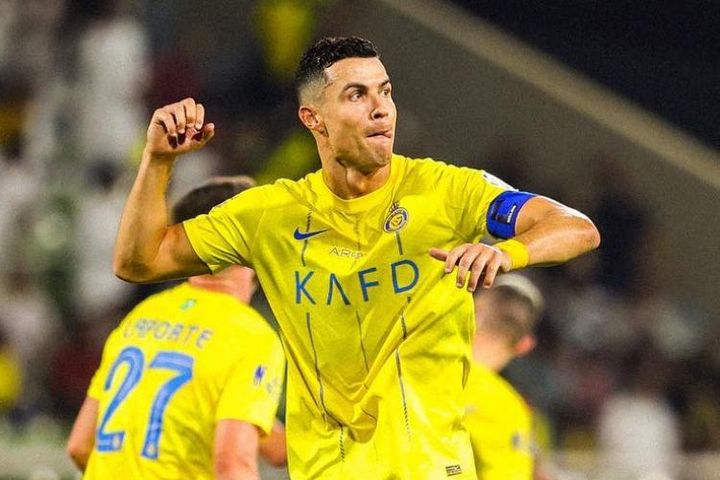 Hài hước Ronaldo sút phạt 'lệch thước ngắm', bóng trúng mặt người quay phim