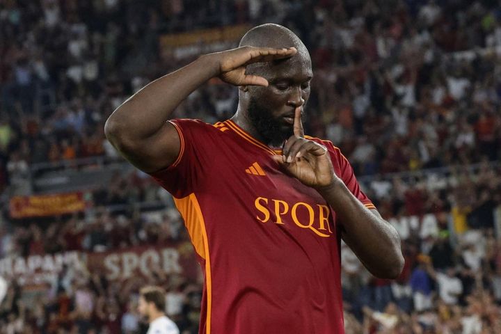 Lukaku lần đầu ghi bàn, AS Roma thắng 7-0 tại Serie A