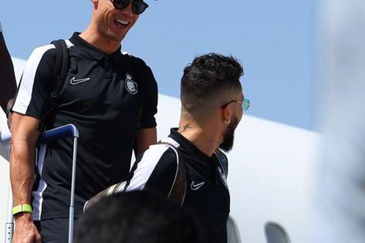 Người hâm mộ chạy bộ theo xe chở Ronaldo, trèo rào và bật khóc