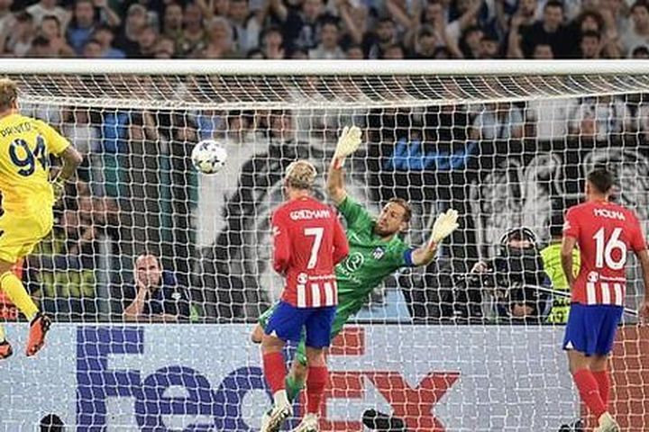 Thủ môn ghi bàn không tưởng, Lazio giật điểm từ tay Atletico Madrid