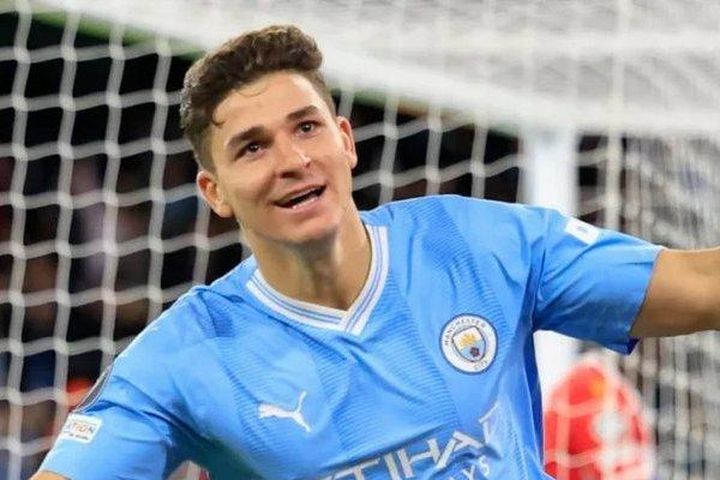 Julian Alvarez đang trở thành vấn đề lớn với Pep Guardiola