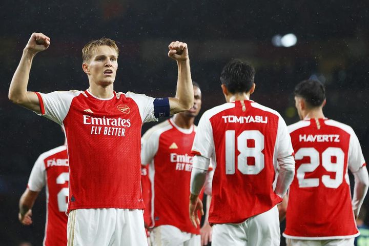 Arsenal thắng '4 sao' ngày trở lại Champions League